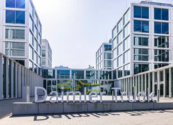 Daimler Truck. Hauptsitz der Daimler Truck AG in Leinfelden-Echterdingen. Der Daimler Truck Campus vereint wesentliche Verwaltungsbereiche vom Vertrieb und Controlling bis zum Personalwesen unter einem Dach. 05.03.2026, Stuttgart, Baden-Württemberg, Deutschland *** Daimler Truck Headquarters of Daimler Truck AG in Leinfelden Echterdingen The Daimler Truck Campus combines key administrative areas from sales and controlling to human resources under one roof 05 03 2026, Stuttgart, Baden Württemberg, Germany