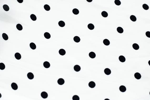 Modedesign, Inneneinrichtung und Vintage Materialkonzept — klassische gepunktete textile Hintergrundtextur, schwarze Punkte auf weißem luxuriösem Stoffdesignmuster Fashion design, interior decor and vintage material concept - Classic polka dot textile background texture, black dots on white luxury fabric design pattern Copyright: imageBROKER Anneleven ibxiqx16818603.jpg