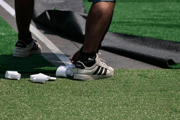 Mexiko, Guinness Rekordversuch für größte Fußball-Stunde in Mexiko-Stadt March 11, 2026, Mexico City, Cdmx, Mexico: In Mexico City s Plaza de la Constitucio³n, workers are installing artificial turf to break the Guinness World Record for the largest soccer class in the world. The event, which will bring together ten thousand people, is scheduled for March 15th. Workers are laying 25,000 sheets of artificial turf to transform the Zo³calo into a giant soccer field. This event has the support and authorization of FIFA in anticipation of the upcoming World Cup inauguration at Estadio Azteca, now called Estadio Banorte Ciudad de Mo xico. Mexico City Mexico - ZUMAp204 20260311_zip_p204_059 Copyright: xJosuexPerezx