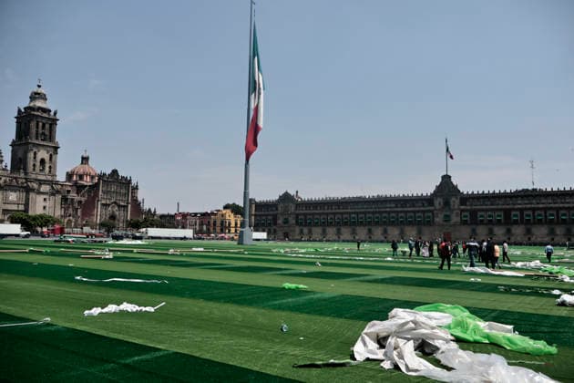 Mexiko, Guinness Rekordversuch für größte Fußball-Stunde in Mexiko-Stadt March 11, 2026, Mexico City, Cdmx, Mexico: In Mexico City s Plaza de la Constitucio³n, workers are installing artificial turf to break the Guinness World Record for the largest soccer class in the world. The event, which will bring together ten thousand people, is scheduled for March 15th. Workers are laying 25,000 sheets of artificial turf to transform the Zo³calo into a giant soccer field. This event has the support and authorization of FIFA in anticipation of the upcoming World Cup inauguration at Estadio Azteca, now called Estadio Banorte Ciudad de Mo xico. Mexico City Mexico - ZUMAp204 20260311_zip_p204_053 Copyright: xJosuexPerezx
