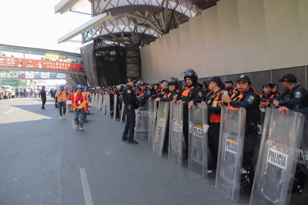 Taxi Drivers Protest Against App Taxi Service At Mexico™s International Airport Police line up while Taxi drivers from the Land Transportation Grupo Nueva Imagen block the road to Mexico City International Airport (AICM) to protest against transportation services by app. on March 11, 2026 in Mexico City, Mexico. Mexico City CDMX Mexico Copyright: xCarlosxSantiagox