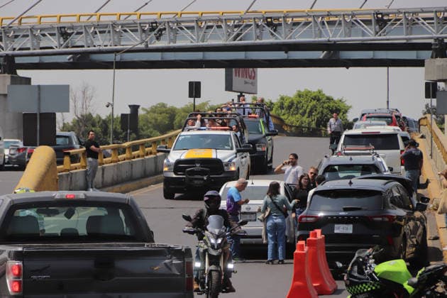 Taxi Drivers Protest Against App Taxi Service At Mexico™s International Airport Police officers are using their patrol cars as a support service to help passengers get to Mexico City International Airport due Taxi drivers blocking road to protest against transportation services by app. on March 11, 2026 in Mexico City, Mexico. Mexico City CDMX Mexico Copyright: xCarlosxSantiagox