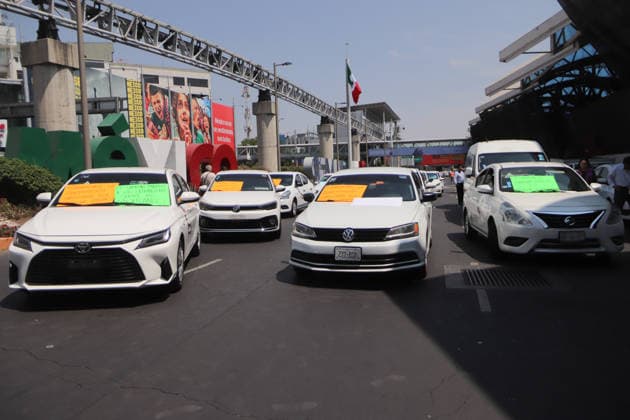 Taxi Drivers Protest Against App Taxi Service At Mexico™s International Airport Taxi drivers from the Land Transportation Grupo Nueva Imagen block the road to Mexico City International Airport (AICM) to protest against transportation services by app. on March 11, 2026 in Mexico City, Mexico. Mexico City CDMX Mexico Copyright: xCarlosxSantiagox