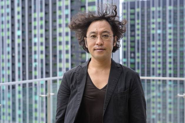Porträt eines japanischen Geschäftsmannes mit lockigem Haar im Anzug vor dem Blick auf die Stadt Portrait of Japanese businessman with curly hair wearing suit against view of the city Copyright: imageBROKER Zoonar ibxiqx16913102.jpg ,model released, Symbolfoto ,property released