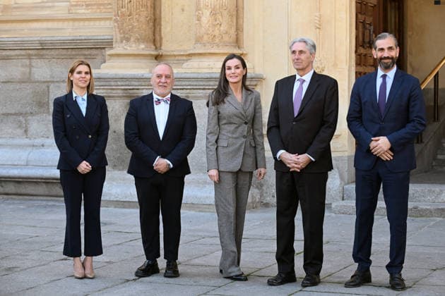 The Queen closes the third edition of the Masters Degree in International Reporting The mayor of the municipality, Judith Piquet Flores i , Queen Letizia c and the rector of the University of Alcalá de Henares, José Vicente Saz Pérez 2d , pose on their arrival at the closing ceremony of the third edition of the Masters Degree in International Reporting at the University of Alcalá de Henares, on March 12, 2026, in Alcalá de Henares Madrid, In collaboration with the RTVE Institute, the program combines academic training and professional experience to prepare students to cover global events, conflicts, crises and political and social transformations. It also focuses on the journalistic genre par excellence, reportage UNIVERSIDAD MÁSTER REINA Copyright: xJosà xOlivax 7359690