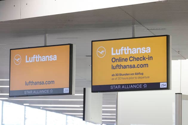 Zweitägiger Pilotenstreik 12.03.2026 Lufthansa Piloten streiken heute erneut vertreten durch die Vereinigung Cockpit (VC) für eine betriebliche Altersorsorge auch am Frankfurter Flughafen am heutigen Donnerstag und am Freitag (13.) für 48 Stunden. Die Folgen sind hunderte ausgefallene Flüge hier: Anzeigetafel Lufthansa Check-in Frankfurt Main Hessen Deutschland *** Two-day pilot strike 12 03 2026 Lufthansa pilots are striking again today represented by the Vereinigung Cockpit VC for a company pension plan also at Frankfurt Airport today Thursday and Friday 13 for 48 hours The consequences are hundreds of canceled flights here Lufthansa Check in Frankfurt Main Hesse Germany