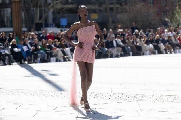 Inaugural fashion show of OMODA Madrid es Moda in Plaza de Espana Inaugural fashion show of OMODA Madrid es Moda in Plaza de Espana, on March 12, 2026, in Madrid Spain Organized by the Asociación Creadores de Moda de Espana ACME and the Madrid City Council, the show brings together 24 designers on an outdoor runway with the historic buildings as a backdrop, the show brings together 24 designers on an open-air catwalk with the historic buildings of the square as a backdrop, combining established names - Devota Lomba, Roberto Verino, Roberto Torretta, Oteyza - with avant-garde firms such as Eduardo Navarrete and Dominnico 12 MARCH 2026 Madrid Madrid Spain  Copyright: xEduardoxParrax 7360566