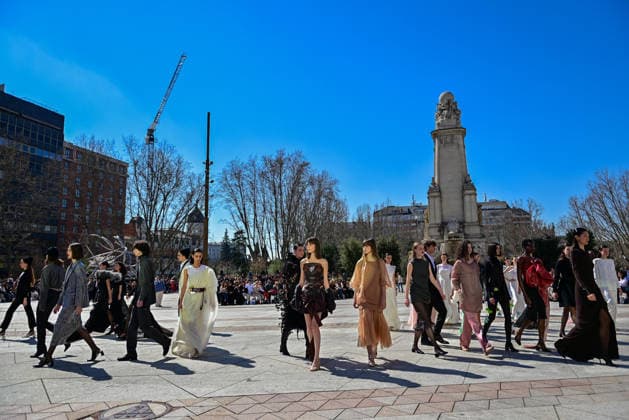 March 12, 2026, Madrid, Madrid, SPAIN: Models walk the runway on the urban catwalk set up in Plaza de EspaoÂ±a during the opening event of OMODA Madrid es Moda, marking the start of Madrid Fashion Week. The show brings together 25 Spanish independent fashion designers in one of the capital s most iconic locations. Madrid SPAIN  - ZUMAz108 20260312_znp_z108_004 Copyright: xRichardxZubelzux