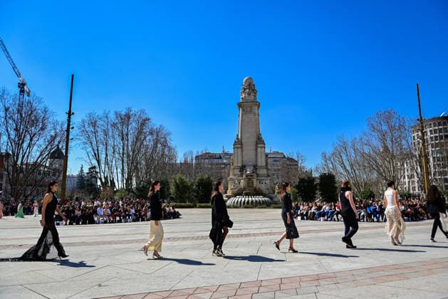 March 12, 2026, Madrid, Madrid, SPAIN: Models walk the runway on the urban catwalk set up in Plaza de EspaoÂ±a during the opening event of OMODA Madrid es Moda, marking the start of Madrid Fashion Week. The show brings together 25 Spanish independent fashion designers in one of the capital s most iconic locations. Madrid SPAIN - ZUMAz108 20260312_znp_z108_021 Copyright: xRichardxZubelzux
