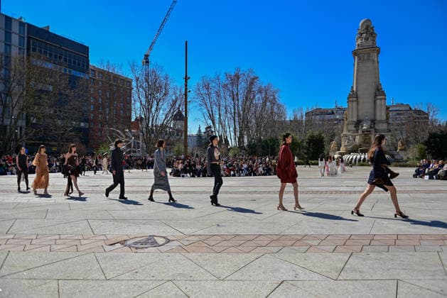 March 12, 2026, Madrid, Madrid, SPAIN: Models walk the runway on the urban catwalk set up in Plaza de EspaoÂ±a during the opening event of OMODA Madrid es Moda, marking the start of Madrid Fashion Week. The show brings together 25 Spanish independent fashion designers in one of the capital s most iconic locations. Madrid SPAIN  - ZUMAz108 20260312_znp_z108_023 Copyright: xRichardxZubelzux