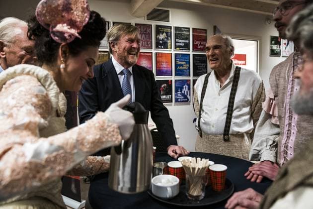 DIEVER - King Willem-Alexander talks with actors during his visit to the Shakespeare Theatre s anniversary performance of The Strong Will. The theatre is celebrating its 80th anniversary. SIESE VEENSTRA ANP netherlands out - belgium out  Copyright: xx x553145388x originalFilename: 553145388.jpg