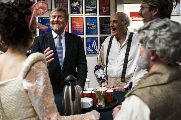 DIEVER - King Willem-Alexander talks with actors during his visit to the Shakespeare Theatre s anniversary performance of The Strong Will. The theatre is celebrating its 80th anniversary. SIESE VEENSTRA ANP netherlands out - belgium out  Copyright: xx x553145397x originalFilename: 553145397.jpg