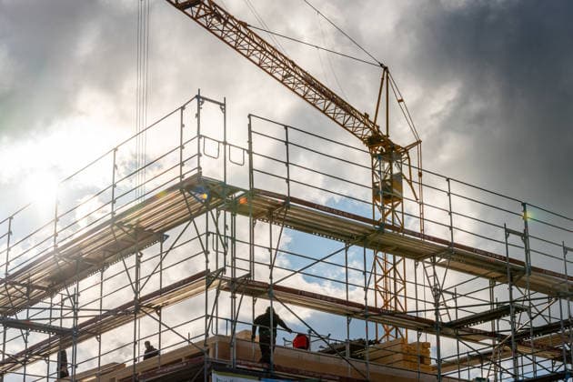 Mindelheim, Bavaria, Germany - March 12, 2026: A gloomy construction site with a crane and scaffolding against a backdrop of storm clouds shows the construction of new buildings. Housing construction and building projects are often the focus of political discussions about housing shortages, construction policy, construction acceleration programs, and jobs in the construction industry. *** Eine düstere Baustelle vor Gewitterwolken mit Baukran und Gerüst zeigt den Bau neuer Gebäude. Wohnungsbau und Bauprojekte stehen häufig im Fokus politischer Diskussionen über Wohnraummangel, Baupolitik, Bauturbo Programme und Arbeitsplätze in der Bauwirtschaft.