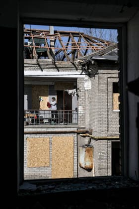 Russian troops strike Zaporizhzhia with guided aerial bombs A woman stands on the balcony of an apartment building damaged by a Russian strike with guided aerial bombs in Zaporizhzhia, Ukraine, on March 12, 2026. Russian forces attack residential areas of the city, injuring 12 people, including four children Zaporizhzhia Ukraine  Copyright: xDmytroxSmolienkox originalFilename: ukrinform-russiant260312_npC24.jpg