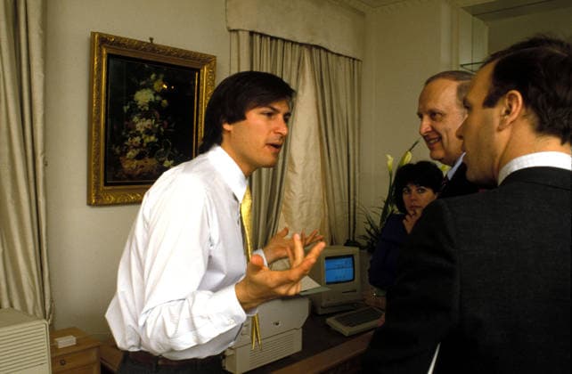 IMAGO History, 250 Jahre USA, Digitales Zeitalter: Entwicklung des Internets und Aufstieg von Silicon Valley Apple CEO Steve Jobs Sept. 2, 1985 - New York, New York, U.S. - FILE 1985. CEO of Apple STEVE JOBS speaks passionately during a meeting. Copyright: xZUMAxPressx