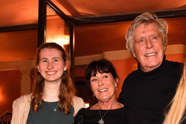 Sigmar Solbach and his wife Claudia Solbach with granddaughter Lea at Der Abschiedsbrief Theater Premiere on 12 03 2026 at the Komoedie Bayerischer Hof in Munich Der Abschiedsbrief Premiere at the Komoedie im Hotel Bayerischer Hof in Munich