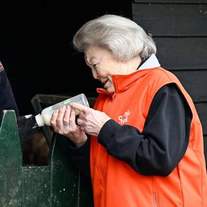 The Netherlands, 2026-03-13 14:43:18 AMSTERDAM, 13-03-2026, Children s Farm. Princess Beatrix participates in a volunteer activity for NLdoet by the Orange Fund. NLdoet is taking place for the 22nd time this year. Princess Beatrix helps care for the animals at a children s farm in Amsterdam. PHOTO: NLBeeld Patrick van Emst Credit: NL Beeld Patrick van Emst  Copyright: xx x