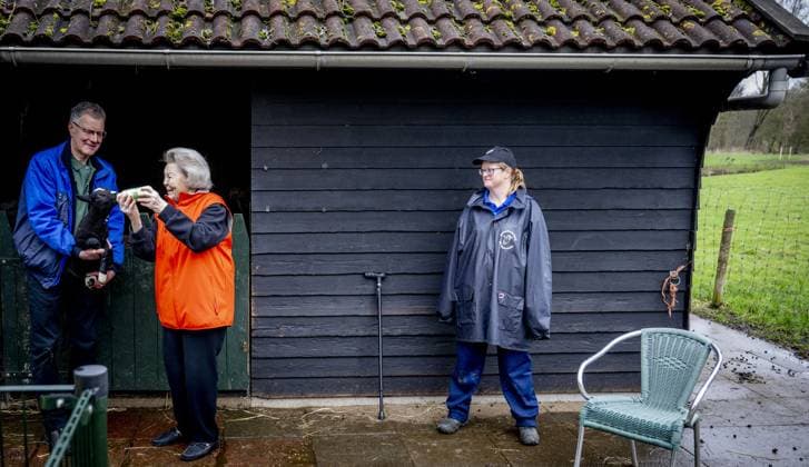 AMSTERDAM - Princess Beatrix at a petting zoo. The princess got to work here as part of the annual volunteer campaign NLdoet of the Orange Fund. ROBIN UTRECHT ANP netherlands out - belgium out  Copyright: xx x553225546x originalFilename: 553225546.jpg