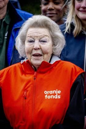 AMSTERDAM - Princess Beatrix at a petting zoo. The princess got to work here as part of the annual volunteer campaign NLdoet of the Orange Fund. ROBIN UTRECHT ANP netherlands out - belgium out  Copyright: xx x553227201x originalFilename: 553227201.jpg