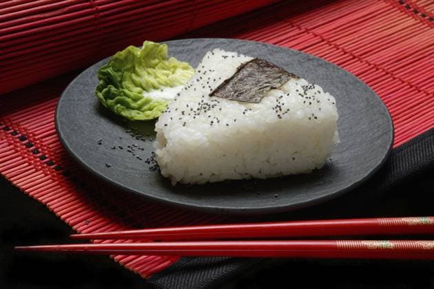 IMAGO Creative, Food, Japan, Onigiri Onigiri, japanischer Reis auf Teller, Reisbällchen Onigiri, Japanese rice on plate, rice balls Copyright: imageBROKER JürgenxPfeiffer ibxjpf16970218.jpg