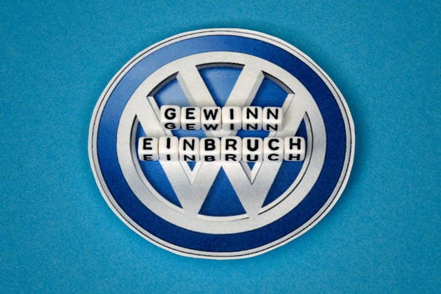 VW-Logo mit Gewinneinbruch VW-Logo mit Gewinneinbruch, 11.03.2026, Borkwalde, Brandenburg, Auf einem VW-Logo befinden sich Buchstabenwürfel mit dem Schriftzug Gewinneinbruch. *** VW logo with profit slump VW logo with profit slump, 11 03 2026, Borkwalde, Brandenburg, On a VW logo there are letter cubes with the lettering profit slump