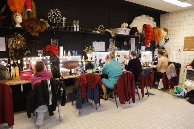 12 03 2026 Herne Revue Palast Ruhr Premiere of the new travesty show Like a Phoenix in the new venue at the Gysenberg Artists put on their make-up backstage in the dressing room