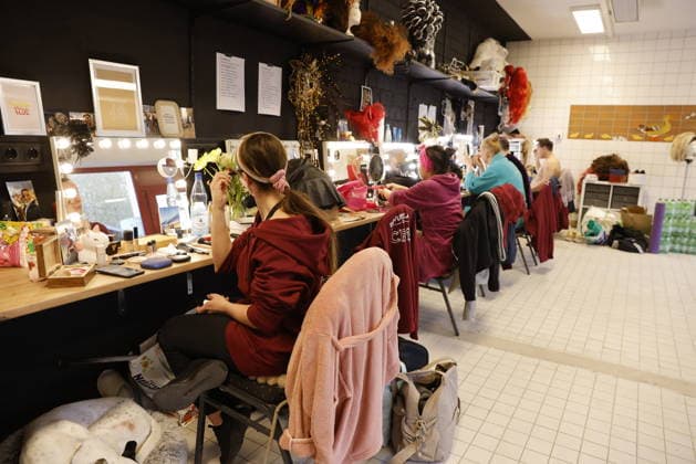 12 03 2026 Herne Revue Palast Ruhr Premiere of the new travesty show Like a Phoenix in the new venue at the Gysenberg Artists put on their make-up backstage in the dressing room