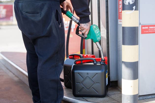 13.03.2026 - Deutsche Bürger tanken in Polen Kraftstoff in ihr Fahrzeug, weil die Preise pro Liter in Deutschland über zwei Euro liegen. Ein Kanister wird mit Kraftstoff betankt Dobra Lubieszyn Westvorpommern Polen *** 13 03 2026 German citizens fill up their vehicles with fuel in Poland because the price per liter in Germany is over two euros A canister being filled with fuel Dobra Lubieszyn Western Pomerania Poland