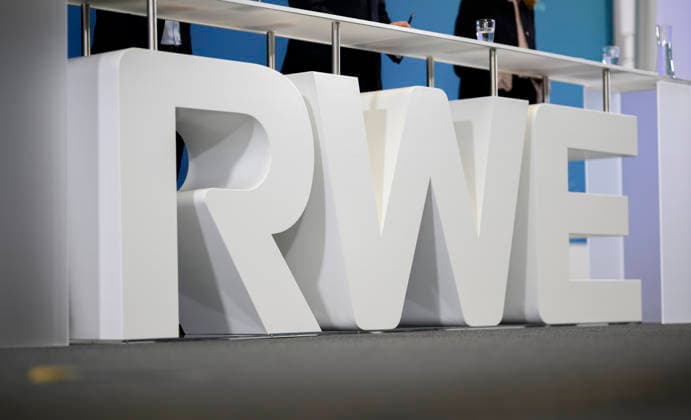 RWE Schriftzug, Bilanzpressekonferenz der RWE AG, am 12.03.2026 in Essen Deutschland. @ RWE Campus *** RWE lettering, Annual Press Conference of RWE AG, on 12 03 2026 in Essen Germany @ RWE Campus