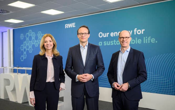 (l-r) Katja van Doren (CHRO, Arbeitsdirektorin), Markus Krebber (CEO, Vorstandsvorsitzender), Michael Müller (CFO, Finanzvorstand). Bilanzpressekonferenz der RWE AG, am 12.03.2026 in Essen Deutschland. @ RWE Campus *** l r Katja van Doren CHRO, Labor Director , Markus Krebber CEO, Chairman of the Executive Board , Michael Müller CFO, Chief Financial Officer Annual Press Conference of RWE AG, on 12 03 2026 in Essen Germany @ RWE Campus