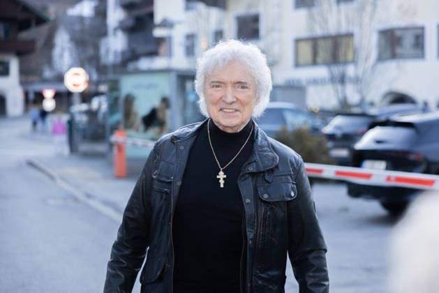 Datum: 13.03.26 Ort: Kitzbühel Im Bild: Peter Orloff (Schlagersänger) Er ist Kult blonde Haare, schwarze Sonnenbrille und eine unverwechselbare Jahrhundertstimme: Heino (87) blickt auf eine fast 70-jährige Karriere zurück. Doch nur wenige kennen die Geschichte hinter seiner berühmten dunklen Brille. Der Sänger, der bürgerlich Heinz Georg Kramm heißt, hat in seinem Leben über 55 Millionen Tonträger verkauft. Ob Schlager, Pop, Heavy Metal, Ballermann, Rap oder Klassik kaum ein Genre blieb ihm fremd. Bis heute steht der Kultstar auf der Bühne: Er tritt bei großen Festivals wie dem Parookaville vor Zehntausenden Fans genauso selbstverständlich auf wie bei klassischen Kirchenkonzerten, etwa in der Dresdner Kreuzkirche, xchristian esslerx