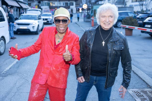 Datum: 13.03.26 Ort: Kitzbühel Im Bild: Greg Bannis (Sänger) und Peter Orloff (Schlagersänger) Er ist Kult blonde Haare, schwarze Sonnenbrille und eine unverwechselbare Jahrhundertstimme: Heino (87) blickt auf eine fast 70-jährige Karriere zurück. Doch nur wenige kennen die Geschichte hinter seiner berühmten dunklen Brille. Der Sänger, der bürgerlich Heinz Georg Kramm heißt, hat in seinem Leben über 55 Millionen Tonträger verkauft. Ob Schlager, Pop, Heavy Metal, Ballermann, Rap oder Klassik kaum ein Genre blieb ihm fremd. Bis heute steht der Kultstar auf der Bühne: Er tritt bei großen Festivals wie dem Parookaville vor Zehntausenden Fans genauso selbstverständlich auf wie bei klassischen Kirchenkonzerten, etwa in xchristian esslerx