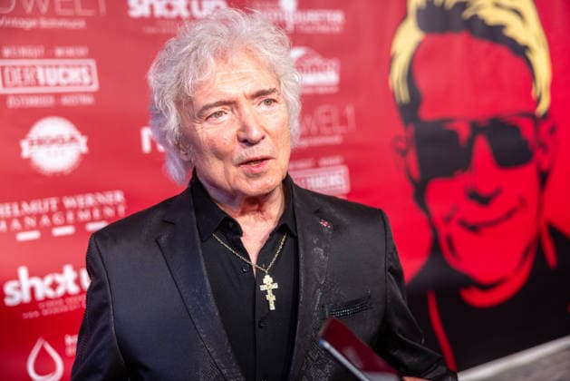 Datum: 13.03.26 Ort: Kitzbühel Im Bild: Peter Orloff (Schlagersänger) Er ist Kult blonde Haare, schwarze Sonnenbrille und eine unverwechselbare Jahrhundertstimme: Heino (87) blickt auf eine fast 70-jährige Karriere zurück. Doch nur wenige kennen die Geschichte hinter seiner berühmten dunklen Brille. Der Sänger, der bürgerlich Heinz Georg Kramm heißt, hat in seinem Leben über 55 Millionen Tonträger verkauft. Ob Schlager, Pop, Heavy Metal, Ballermann, Rap oder Klassik kaum ein Genre blieb ihm fremd. Bis heute steht der Kultstar auf der Bühne: Er tritt bei großen Festivals wie dem Parookaville vor Zehntausenden Fans genauso selbstverständlich auf wie bei klassischen Kirchenkonzerten, etwa in der Dresdner Kreuzkirche, xchristian esslerx