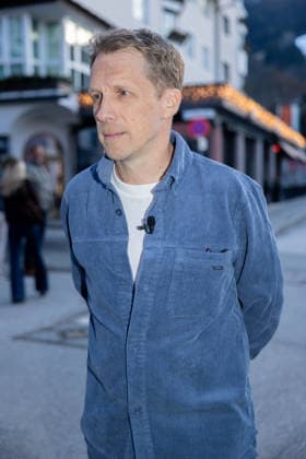 Datum: 13.03.26 Ort: Kitzbühel Im Bild: Oliver Pocher Er ist Kult blonde Haare, schwarze Sonnenbrille und eine unverwechselbare Jahrhundertstimme: Heino (87) blickt auf eine fast 70-jährige Karriere zurück. Doch nur wenige kennen die Geschichte hinter seiner berühmten dunklen Brille. Der Sänger, der bürgerlich Heinz Georg Kramm heißt, hat in seinem Leben über 55 Millionen Tonträger verkauft. Ob Schlager, Pop, Heavy Metal, Ballermann, Rap oder Klassik kaum ein Genre blieb ihm fremd. Bis heute steht der Kultstar auf der Bühne: Er tritt bei großen Festivals wie dem Parookaville vor Zehntausenden Fans genauso selbstverständlich auf wie bei klassischen Kirchenkonzerten, etwa in der Dresdner Kreuzkirche, oder bei Party-Au xchristian esslerx