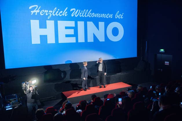Datum: 13.03.26 Ort: Kitzbühel Er ist Kult blonde Haare, schwarze Sonnenbrille und eine unverwechselbare Jahrhundertstimme: Heino (87) blickt auf eine fast 70-jährige Karriere zurück. Doch nur wenige kennen die Geschichte hinter seiner berühmten dunklen Brille. Der Sänger, der bürgerlich Heinz Georg Kramm heißt, hat in seinem Leben über 55 Millionen Tonträger verkauft. Ob Schlager, Pop, Heavy Metal, Ballermann, Rap oder Klassik kaum ein Genre blieb ihm fremd. Bis heute steht der Kultstar auf der Bühne: Er tritt bei großen Festivals wie dem Parookaville vor Zehntausenden Fans genauso selbstverständlich auf wie bei klassischen Kirchenkonzerten, etwa in der Dresdner Kreuzkirche, oder bei Party-Auftritten im Bierkönig a xchristian esslerx