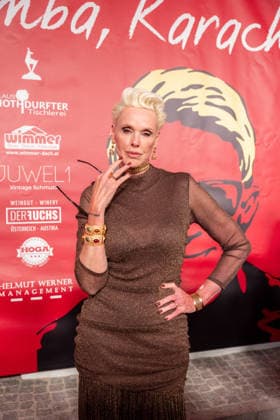 Datum: 13.03.26 Ort: Kitzbühel Im Bild: Brigitte Nielsen Er ist Kult blonde Haare, schwarze Sonnenbrille und eine unverwechselbare Jahrhundertstimme: Heino (87) blickt auf eine fast 70-jährige Karriere zurück. Doch nur wenige kennen die Geschichte hinter seiner berühmten dunklen Brille. Der Sänger, der bürgerlich Heinz Georg Kramm heißt, hat in seinem Leben über 55 Millionen Tonträger verkauft. Ob Schlager, Pop, Heavy Metal, Ballermann, Rap oder Klassik kaum ein Genre blieb ihm fremd. Bis heute steht der Kultstar auf der Bühne: Er tritt bei großen Festivals wie dem Parookaville vor Zehntausenden Fans genauso selbstverständlich auf wie bei klassischen Kirchenkonzerten, etwa in der Dresdner Kreuzkirche, oder bei Party xchristian esslerx