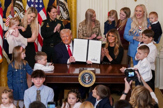 Trump Hosts Women s History Month Event First lady Melania Trump, right, applauds as United States President Donald J Trump displays a signed proclamation during a Women s History Month event in the East Room of the White House in Washington, DC, USA, on Thursday, March 12, 2026. Every year, March is designated Women s History Month by presidential proclamation. Credit: CNP AdMedia Washington District of Columbia United States of America EDITORIAL USE ONLY  Copyright: xx FTP_AD_04128_1-6137917 CNPx xAdMediax admphotostwo974270