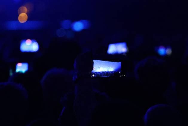 Howard Carpendale Erfurt 13 03 2026, Erfurt, Messehalle, Howard Carpendale Meine Abschiedstournee 2026 im Bild Fans take photos of the stage with their smartphones
