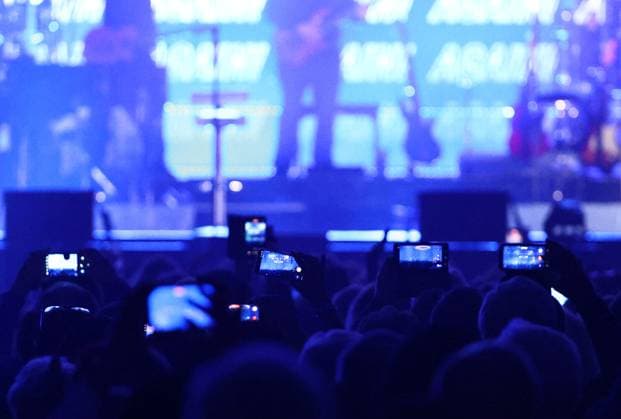 Howard Carpendale Erfurt 13 03 2026, Erfurt, Messehalle, Howard Carpendale Meine Abschiedstournee 2026 im Bild Fans take photos of the stage with their smartphones
