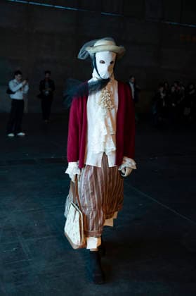 Evade House - MadridEsModa Fashion Week Madrid - 13 Mar 2026 A model walks the runway wearing a design by Evade House during the MadridEsModa Fashion Week de at Madrid Arena. Madrid Spain Copyright: xAtilanoxGarciax xSOPAxImagesx photos08286