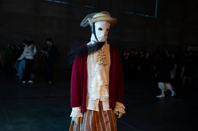 Evade House - MadridEsModa Fashion Week Madrid - 13 Mar 2026 A model walks the runway wearing a design by Evade House during the MadridEsModa Fashion Week de at Madrid Arena. Madrid Spain Copyright: xAtilanoxGarciax xSOPAxImagesx photos08287