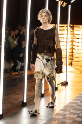 Evade House - MadridEsModa Fashion Week Madrid - 13 Mar 2026 A model walks the runway wearing a design by Evade House during the MadridEsModa Fashion Week de at Madrid Arena. Madrid Spain Copyright: xAtilanoxGarciax xSOPAxImagesx photos08305