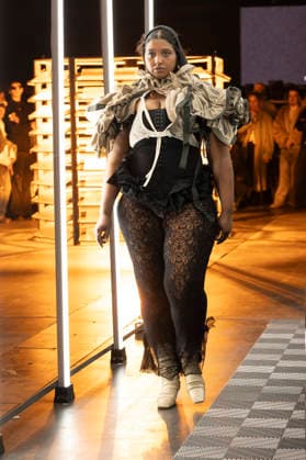 Evade House - MadridEsModa Fashion Week Madrid - 13 Mar 2026 A model walks the runway wearing a design by Evade House during the MadridEsModa Fashion Week de at Madrid Arena. Madrid Spain Copyright: xAtilanoxGarciax xSOPAxImagesx photos08321
