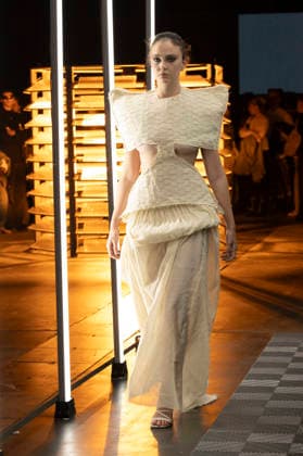 Evade House - MadridEsModa Fashion Week Madrid - 13 Mar 2026 A model walks the runway wearing a design by Evade House during the MadridEsModa Fashion Week de at Madrid Arena. Madrid Spain Copyright: xAtilanoxGarciax xSOPAxImagesx photos08327