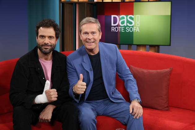Kai Schumann, Schauspieler, zu Gast in der Fernsehsendung DAS! Rote Sofa, eine Live-Talksendung des Norddeutschen Rundfunks. Rechts Moderator Hinnerk Baumgarten, Fototermin am 13.3.2026 im Fernsehstudio des NDR in Hamburg Lokstedt *** Kai Schumann, actor, as a guest on the television program DAS Rote Sofa, a live talk show on Norddeutscher Rundfunk Right moderator Hinnerk Baumgarten, photo session on 13 3 2026 in the NDR television studio in Hamburg Lokstedt