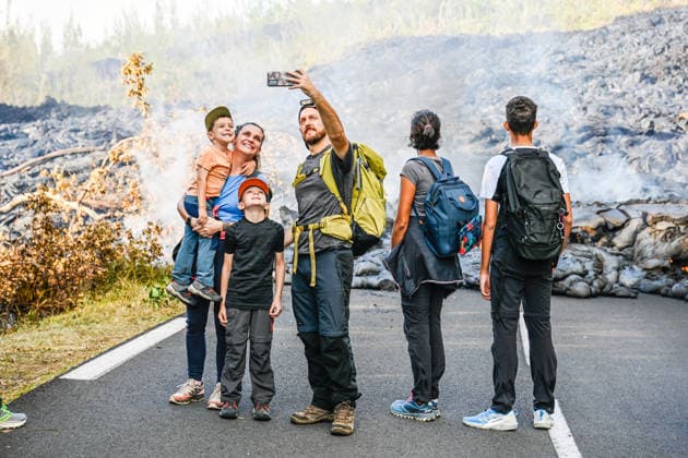 Le volcan de La Reunion est entre en eruption fin fevrier il poursuit sa descente sur l ocean Le front de lave poursuit son chemin vers la mer ce vendredi 12 mars 2026 et a commence a traverser la route nationale 2 dans la region du Grand Brule The Piton de la Fournaise volcano on Réunion Island erupted at the end of February and continues its descent into the ocean The lava front continued its path towards the sea on Friday, March 12, 2026, and began crossing National Route 2 in the Grand Brule region 454075 2026 03 14  Copyright: xPierrexMarchalx xAnakaoPressx xStarfacex STAR_454075_001