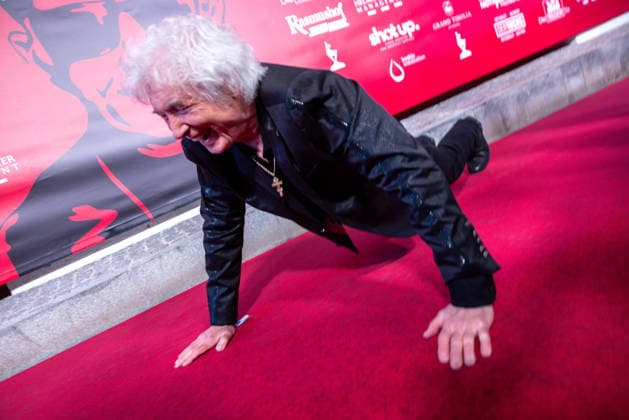 Datum: 13.03.26 Ort: Kitzbühel Im Bild: Peter Orloff (Schlagersänger) Er ist Kult blonde Haare, schwarze Sonnenbrille und eine unverwechselbare Jahrhundertstimme: Heino (87) blickt auf eine fast 70-jährige Karriere zurück. Doch nur wenige kennen die Geschichte hinter seiner berühmten dunklen Brille. Der Sänger, der bürgerlich Heinz Georg Kramm heißt, hat in seinem Leben über 55 Millionen Tonträger verkauft. Ob Schlager, Pop, Heavy Metal, Ballermann, Rap oder Klassik kaum ein Genre blieb ihm fremd. Bis heute steht der Kultstar auf der Bühne: Er tritt bei großen Festivals wie dem Parookaville vor Zehntausenden Fans genauso selbstverständlich auf wie bei klassischen Kirchenkonzerten, etwa in der Dresdner Kreuzkirche, xchristian esslerx