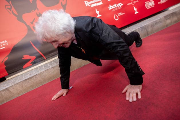 Datum: 13.03.26 Ort: Kitzbühel Im Bild: Peter Orloff (Schlagersänger) Er ist Kult blonde Haare, schwarze Sonnenbrille und eine unverwechselbare Jahrhundertstimme: Heino (87) blickt auf eine fast 70-jährige Karriere zurück. Doch nur wenige kennen die Geschichte hinter seiner berühmten dunklen Brille. Der Sänger, der bürgerlich Heinz Georg Kramm heißt, hat in seinem Leben über 55 Millionen Tonträger verkauft. Ob Schlager, Pop, Heavy Metal, Ballermann, Rap oder Klassik kaum ein Genre blieb ihm fremd. Bis heute steht der Kultstar auf der Bühne: Er tritt bei großen Festivals wie dem Parookaville vor Zehntausenden Fans genauso selbstverständlich auf wie bei klassischen Kirchenkonzerten, etwa in der Dresdner Kreuzkirche, xchristian esslerx