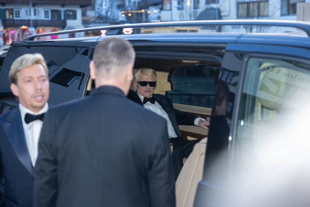 Datum: 13.03.26 Ort: Kitzbühel Er ist Kult blonde Haare, schwarze Sonnenbrille und eine unverwechselbare Jahrhundertstimme: Heino (87) blickt auf eine fast 70-jährige Karriere zurück. Doch nur wenige kennen die Geschichte hinter seiner berühmten dunklen Brille. Der Sänger, der bürgerlich Heinz Georg Kramm heißt, hat in seinem Leben über 55 Millionen Tonträger verkauft. Ob Schlager, Pop, Heavy Metal, Ballermann, Rap oder Klassik kaum ein Genre blieb ihm fremd. Bis heute steht der Kultstar auf der Bühne: Er tritt bei großen Festivals wie dem Parookaville vor Zehntausenden Fans genauso selbstverständlich auf wie bei klassischen Kirchenkonzerten, etwa in der Dresdner Kreuzkirche, oder bei Party-Auftritten im Bierkönig a xchristian esslerx