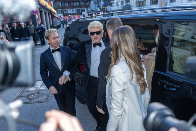 Datum: 13.03.26 Ort: Kitzbühel Im Bild: Helmut Werner, Heino, Nicole Werner Er ist Kult blonde Haare, schwarze Sonnenbrille und eine unverwechselbare Jahrhundertstimme: Heino (87) blickt auf eine fast 70-jährige Karriere zurück. Doch nur wenige kennen die Geschichte hinter seiner berühmten dunklen Brille. Der Sänger, der bürgerlich Heinz Georg Kramm heißt, hat in seinem Leben über 55 Millionen Tonträger verkauft. Ob Schlager, Pop, Heavy Metal, Ballermann, Rap oder Klassik kaum ein Genre blieb ihm fremd. Bis heute steht der Kultstar auf der Bühne: Er tritt bei großen Festivals wie dem Parookaville vor Zehntausenden Fans genauso selbstverständlich auf wie bei klassischen Kirchenkonzerten, etwa in der Dresdner Kreuzkir xchristian esslerx
